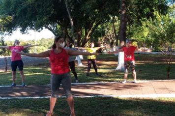 Secretaria da Saúde promove atividades com fisioterapia na praça do município 