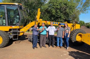 Prefeitura Municipal de Garruchos recebe nova motoniveladora para melhorar a infraestrutura das estradas