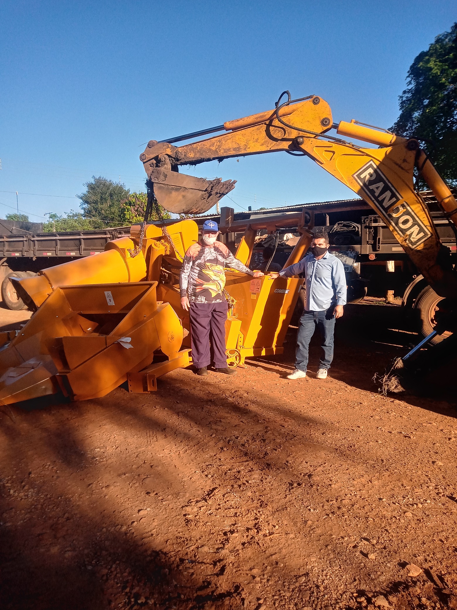 SEC. AGRICULTURA DE GARRUCHOS ADQUIRE UMA MÁQUINA COLHEDORA DE MILHO