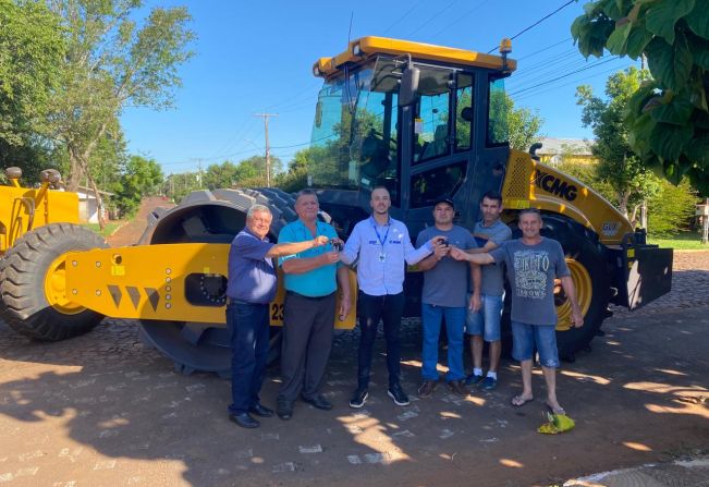 Prefeitura Municipal de Garruchos recebe novo rolo compactador para melhorar a qualidade das estradas